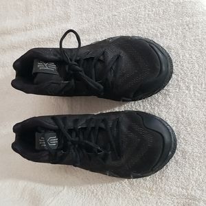 Kyrie size 7y basketball shoes